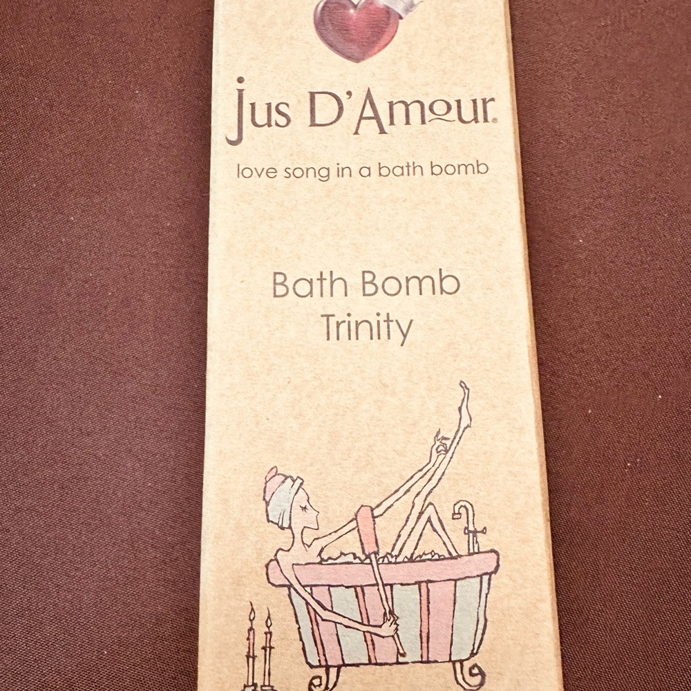 Jus d’Amour bath bomb trinity